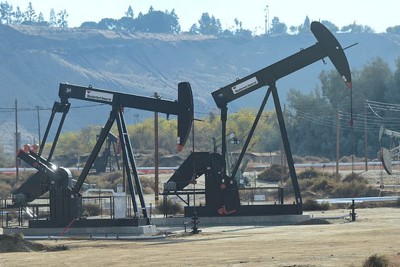 Dự trữ dầu của Mỹ tăng ít hơn dự báo, giá dầu thế giới nhảy vọt gần 13%