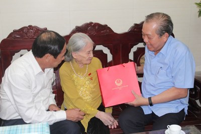 Phó Thủ tướng Thường trực Chính phủ Trương Hòa Bình thăm hỏi các gia đình có công
