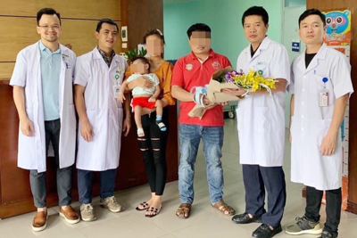 Bác sĩ Việt cứu sống bé gái người Lào 1 tuổi với khối nang phổi khổng lồ