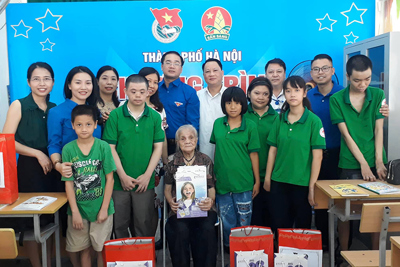 Thành đoàn Hà Nội thăm, tặng quà học sinh của bà giáo Hồ Hương Nam