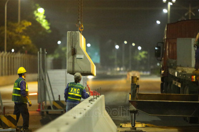 [Ảnh] Công nhân trắng đêm tháo dỡ hàng rào đường đua F1 Hà Nội