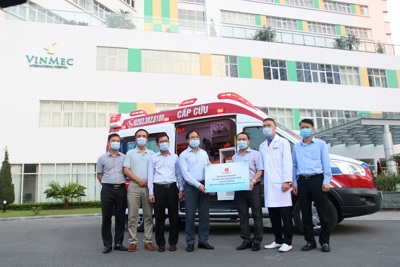 Vingroup tặng xe cứu thương hiện đại phục vụ chống dịch Covid-19