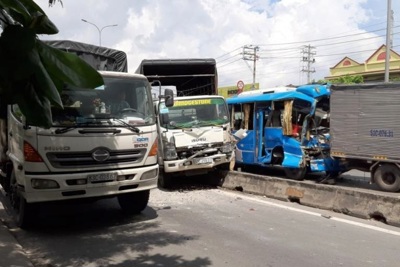 Xe khách đâm liên hoàn, 30 người trên xe kêu cứu thảm thiết