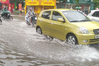 Hà Nội: Mưa xối xả khiến một số khu vực nội thành ngập sâu