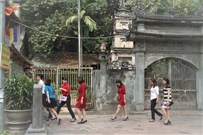 Hà Nội: Nhiều thanh niên vô tư tung tăng váy ngắn lễ chùa