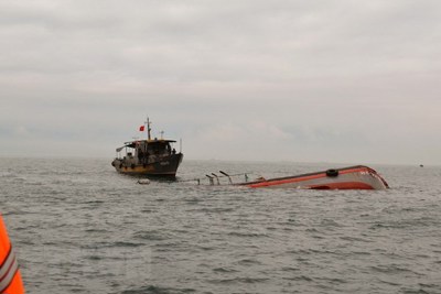 Tàu cá bị lốc xoáy nhấn chìm, 6 thuyền viên rơi xuống biển