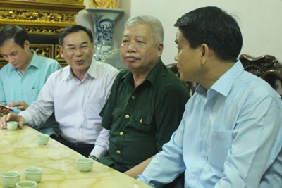 Chủ tịch Nguyễn Đức Chung thăm, tặng quà các gia đình chính sách