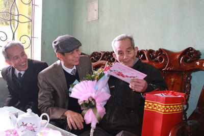Phó Bí thư Thành ủy Đào Đức Toàn thăm và chúc Tết các gia đình chính sách tại huyện Sóc Sơn