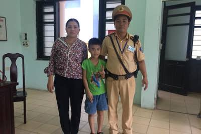 Hà Nội: Bé trai bị lạc được CSGT giúp đoàn tụ gia đình