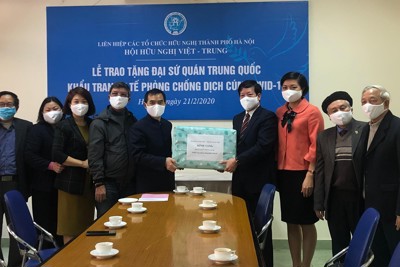 Tặng 1.000 khẩu trang chống dịch COVID-19 cho Đại sứ quán Trung Quốc tại Việt Nam