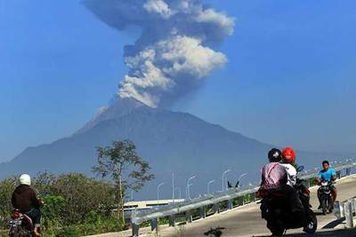 Indonesia động đất, cảnh báo núi lửa phun trào