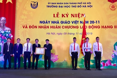 Trường Đại học Thủ đô Hà Nội đón nhận Huân chương Lao động hạng Ba
