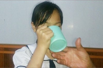 Chấm dứt hợp đồng lao động với cô giáo bắt học sinh uống nước giặt giẻ lau bảng