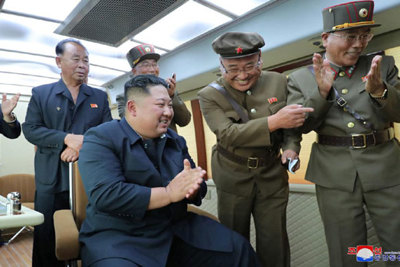 Ông Kim Jong Un trực tiếp giám sát vụ phóng thử tên lửa mới nhất