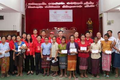 Chữ thập đỏ Hà Nội chia sẻ khó khăn với người dân Sangthong (Lào)