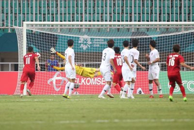 Thủ tướng Nguyễn Xuân Phúc mong các cầu thủ trẻ “bại không nản”