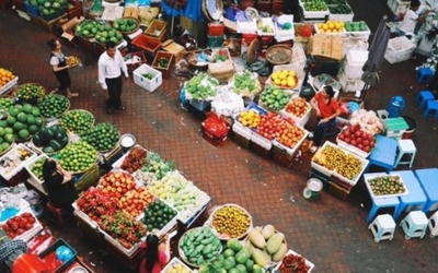 Thị trường Hà Nội mùng 2 Tết: Thực phẩm tăng nhẹ, khách nhiều