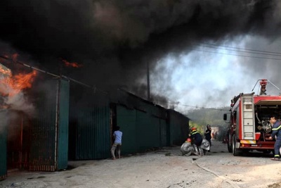 Hà Nội: Cháy lớn tại khu nhà xưởng trên đường Nguyễn Xiển