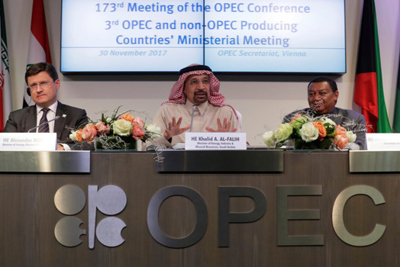 OPEC nhất trí gia hạn thỏa thuận cắt giảm sản lượng hỗ trợ giá dầu