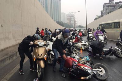 Hà Nội: Tránh nhau, nhiều xe máy trượt đổ trong hầm chui Kim Liên