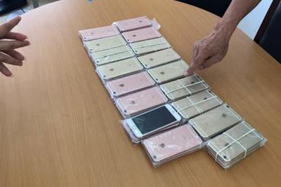 Người phụ nữ giấu gần 50 điện thoại iPhone 6 nhập lậu trong cốp xe