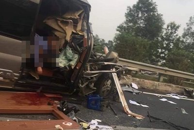 Ô tô bị đâm nát trên cao tốc Pháp Vân - Cầu Giẽ, 3 người thương vong