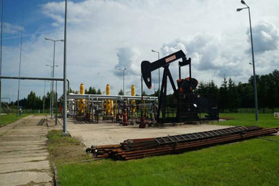 Giá dầu đi lên khi Nga cam kết cùng OPEC cân bằng thị trường