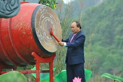 Thủ tướng Nguyễn Xuân Phúc đánh trống khai hội Tràng An