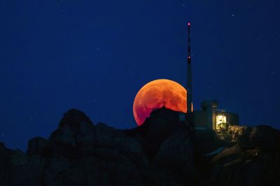 Hình ảnh "trăng máu" - nguyệt thực dài nhất thế kỷ trên thế giới