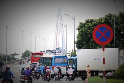 Hàng nghìn phương tiện đổ dồn về, BOT cầu Rạch Miễu buộc phải xả trạm