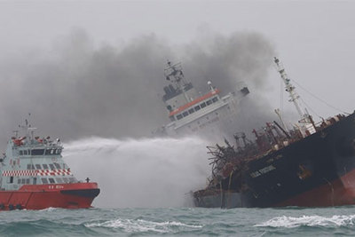 Đang giải cứu tàu chở dầu treo cờ Việt Nam cháy ngoài khơi Hong Kong