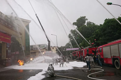 Hà Nội: Cứu 5 người mắc kẹt trong vụ cháy chợ Hà Đông