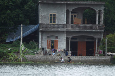 Hà Nội: Kiểm tra, rà soát, tổ chức cứu trợ kịp thời nhân dân vùng đang còn ngập lụt