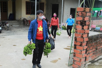 Hà Tĩnh: Giảng viên đại học gom nhu yếu phẩm phục vụ cho gần 1.000 người trong khu cách ly