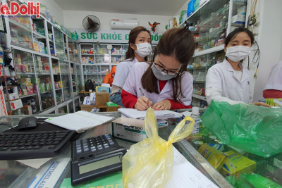 Hà Nội: Khẩu trang và nước rửa tay vẫn "cháy hàng", người dân tìm mua "khó hơn lên trời"