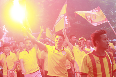 [Ảnh] CĐV Nam Định diễu hành, đốt pháo sáng hâm nóng trận đấu với Hà Nội FC