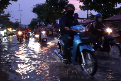 TP Hồ Chí Minh: Người dân lội nước về nhà trong ngày triều cường đạt đỉnh