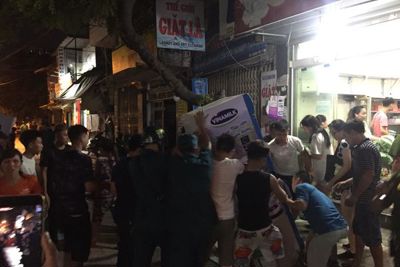 Vụ cháy tại Công ty phích nước Rạng Đông: Người dân hốt hoảng di dời đồ đạc