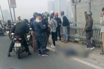 Hà Nội: Va chạm với ô tô trên cầu Nhật Tân, 1 người đàn ông tử vong