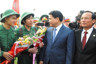 Chủ tịch UBND TP Nguyễn Đức Chung động viên các tân binh lên đường nhập ngũ