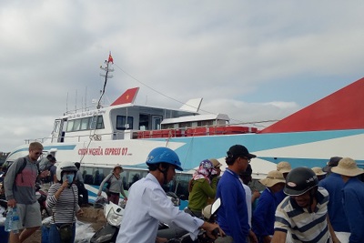 Quảng Ngãi: Tăng hàng chục lượt tàu mỗi ngày để phục vụ du khách ra đảo Lý Sơn dịp đại lễ 30/4 và 1/5