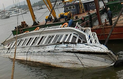 Tàu du lịch bất ngờ bị chìm tại âu cảng ở Quảng Ninh