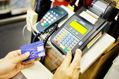 Cẩn trọng không quẹt thẻ ATM ngoài máy POS