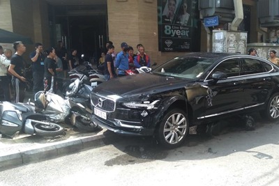Hà Nội: Ô tô hạng sang Volvo kéo lê xe máy trên phố, 1 người bị thương