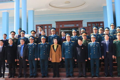 Phó Bí thư Thường trực Thành ủy Ngô Thị Thanh Hằng thăm Sư đoàn không quân 371