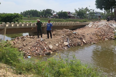 Quảng Ngãi: Phản đối ô nhiễm, dân đổ đất lấp kênh