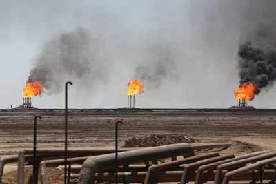 Giá dầu Brent tiến sát 65 USD/thùng do lo ngại Mỹ tấn công Iran