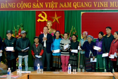 Nhập quốc tịch cho 18 công dân Lào di cư tự do và kết hôn không giá thú