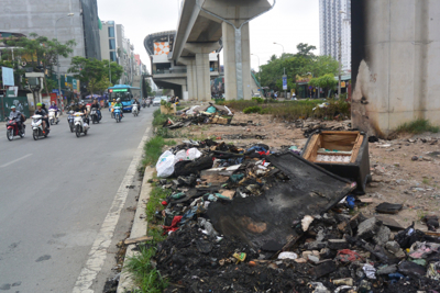 Vận động nhân dân không đốt rác thải ở chân trụ cầu đường sắt Cát Linh - Hà Đông