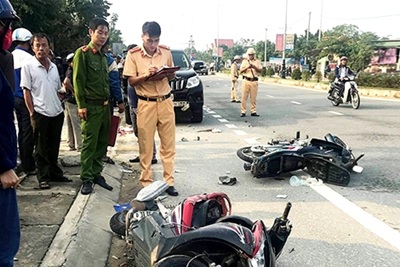 Hà Tĩnh:  Va chạm giữa ô tô và 2 xe máy, 2 người thương vong